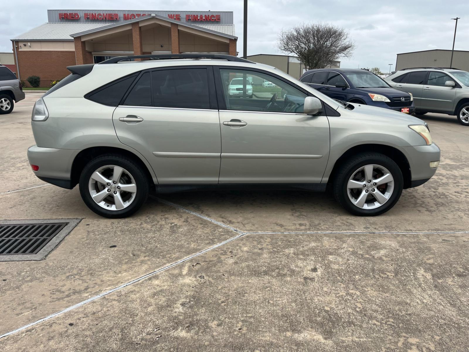 2004 SILVER /TAN Lexus RX 330 (JTJGA31U340) with an 3.3 engine, Automatic transmission, located at 14700 Tomball Parkway 249, Houston, TX, 77086, (281) 444-2200, 29.928619, -95.504074 - Photo #7